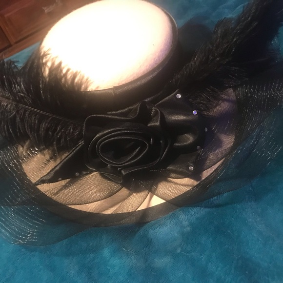 Fancy brimmed ladies hat - Picture 2 of 3